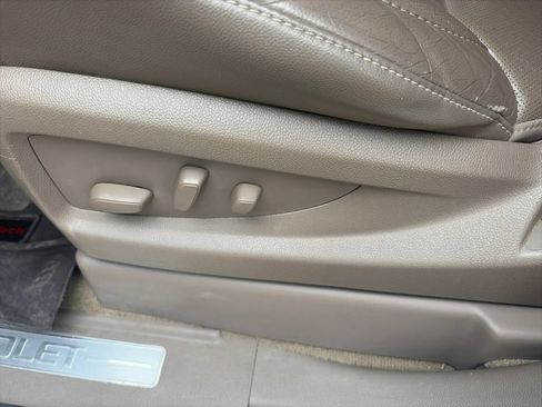 Used 2017 Chevrolet Suburban Premier AWD/4WD image 19