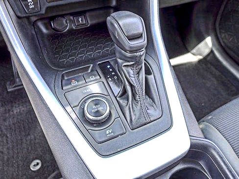 Certified 2021 Toyota RAV4 LE AWD/4WD image 18