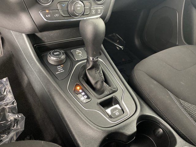 Used 2019 Jeep Cherokee Latitude w/ Popular Appearance Group AWD/4WD image 26