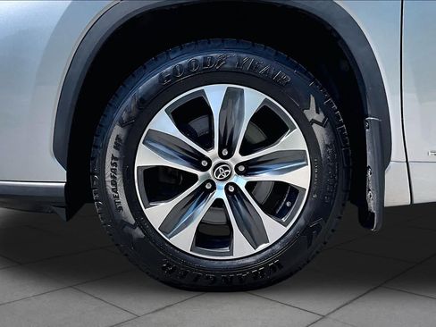 Used 2022 Toyota Highlander XLE AWD/4WD image 6