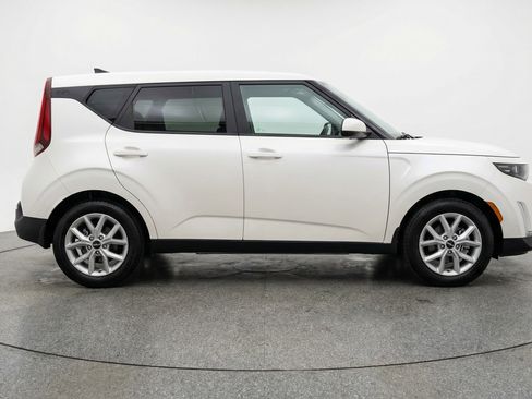 Used 2025 Kia Soul LX w/ LX Technology Package FWD image 11