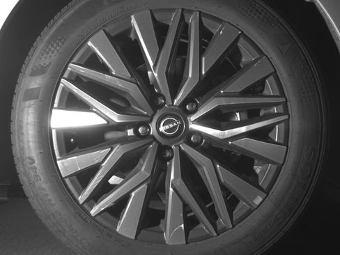 Used 2025 Nissan Altima 2.5 SV FWD image 13