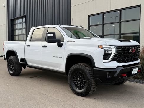 Used 2025 Chevrolet Silverado 2500 ZR2 w/ Technology Package image 4