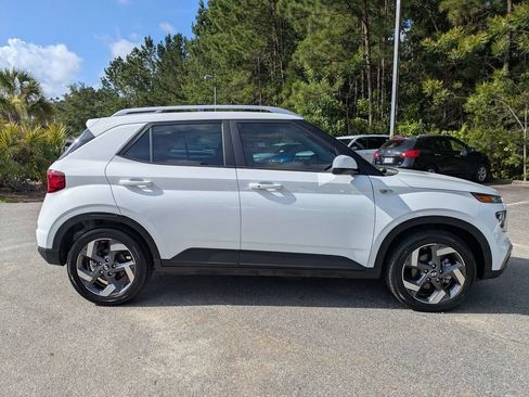 Used 2024 Hyundai Venue SEL FWD image 3
