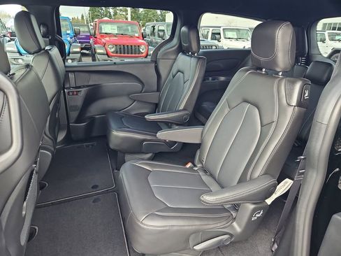 New 2026 Chrysler Pacifica Select image 23