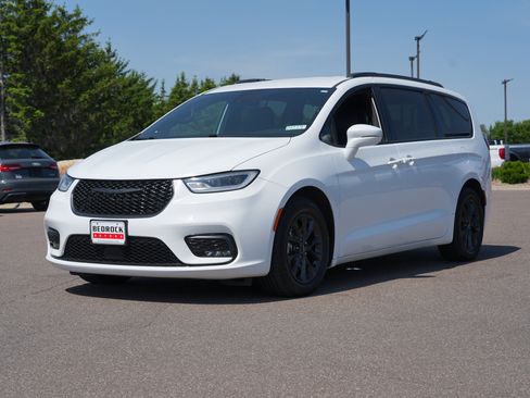 Used 2021 Chrysler Pacifica Touring-L w/ S Appearance Package FWD image 7