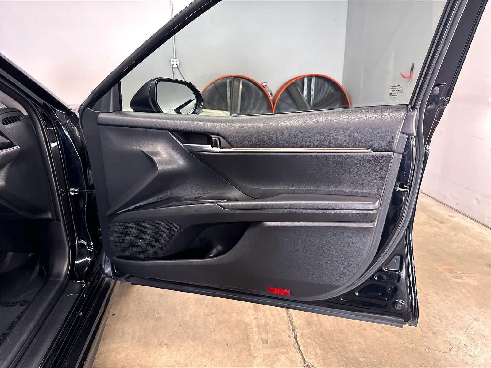 Used 2020 Toyota Camry SE FWD image 25