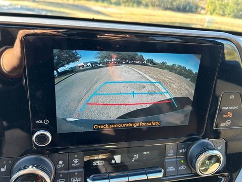 Used 2023 Toyota Highlander XLE image 26