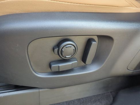 Certified 2024 Land Rover Discovery Dynamic SE image 10