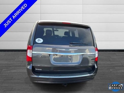 Used 2016 Chrysler Town & Country Touring-L FWD image 4