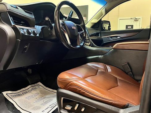 Used 2018 Cadillac Escalade ESV Premium Luxury AWD/4WD image 18