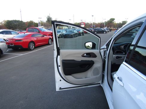 Used 2022 Chrysler Voyager LX image 7