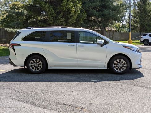 Used 2023 Toyota Sienna XLE AWD/4WD image 8