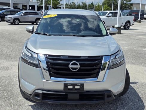 Used 2022 Nissan Pathfinder SV image 2