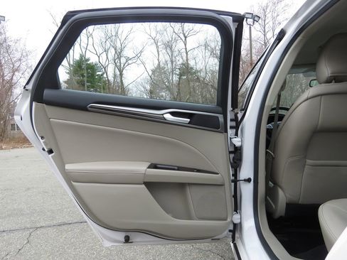 Used 2017 Ford Fusion SE image 18