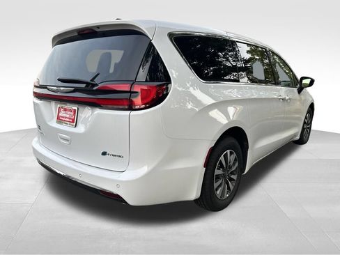 Used 2024 Chrysler Pacifica Limited FWD image 5