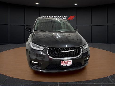 Used 2024 Chrysler Pacifica Select image 5