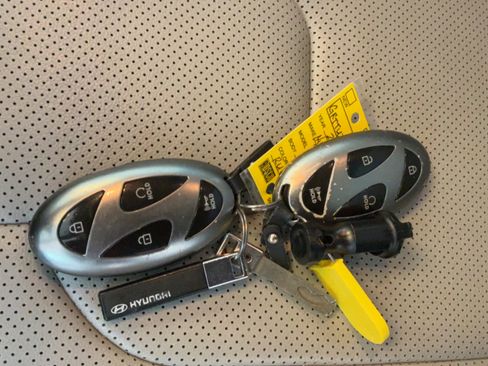 Used 2024 Hyundai Elantra Limited FWD image 10