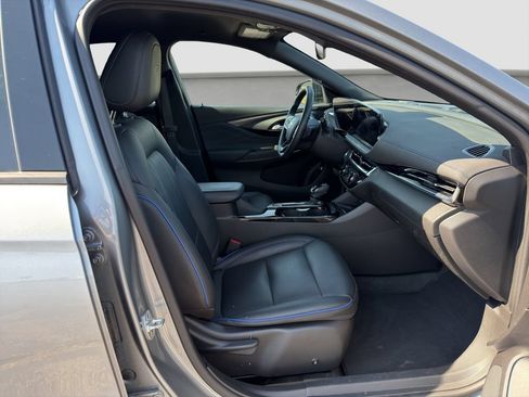 Used 2025 Buick Envista Sport Touring w/ Convenience II Package FWD image 18