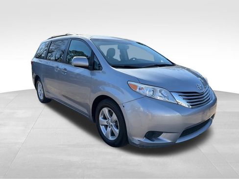 Used 2015 Toyota Sienna LE image 7