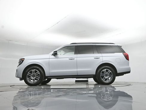 Used 2025 Ford Expedition Active RWD image 7