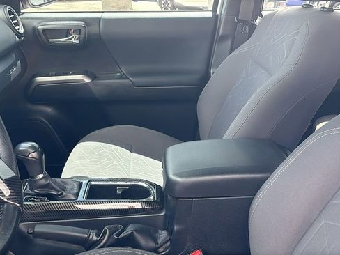 Used 2019 Toyota Tacoma TRD Off-Road w/ Technology Package AWD/4WD image 24