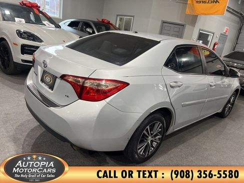 Used 2017 Toyota Corolla LE w/ LE Premium Package w/Moonroof FWD image 4