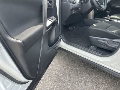 Used 2017 Toyota RAV4 LE AWD/4WD image 14