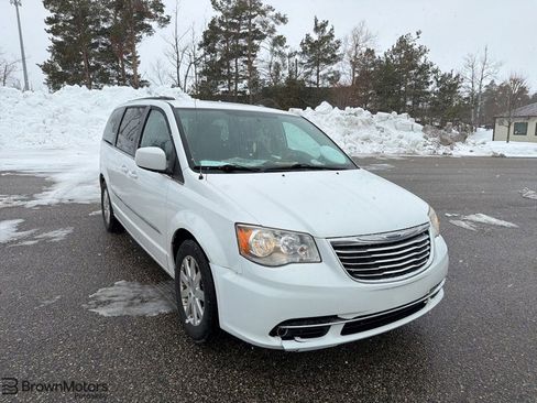 Used 2016 Chrysler Town & Country Touring FWD image 1