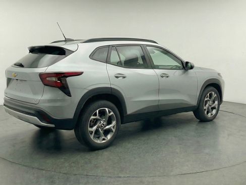 Used 2025 Chevrolet Trax LT w/ LT Convenience Package image 9