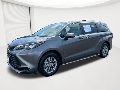 Used 2024 Toyota Sienna LE w/ LE Plus Package AWD/4WD image 1
