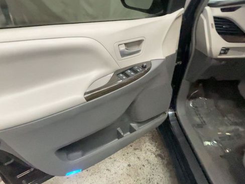 Used 2018 Toyota Sienna XLE FWD image 28