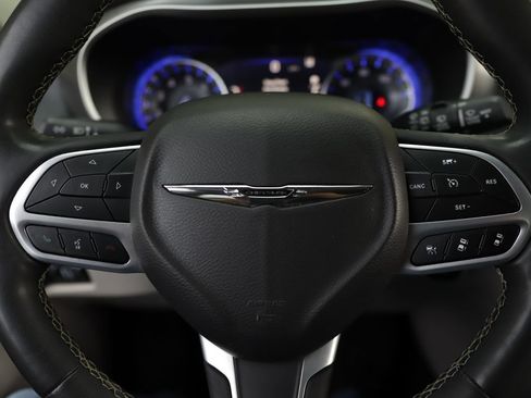 Used 2022 Chrysler Pacifica Touring-L FWD image 10