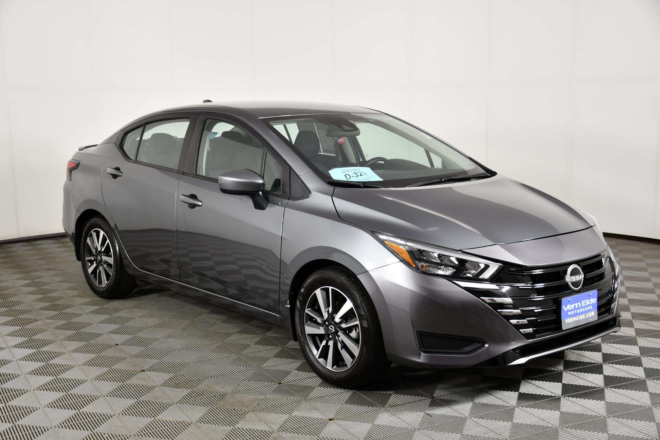 Used 2025 Nissan Versa SV w/ Trunk Package FWD image 4