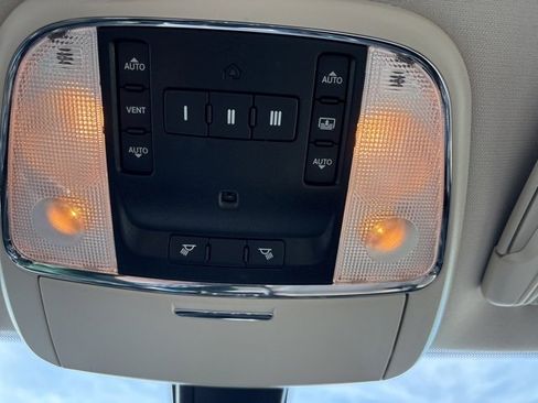 Used 2017 Chrysler 300 C image 24