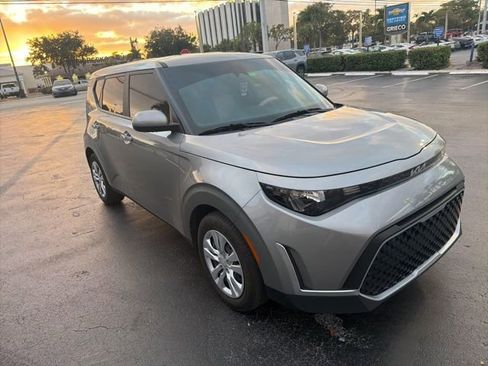 Used 2024 Kia Soul LX image 1