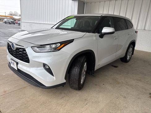 Used 2024 Toyota Highlander LE image 3