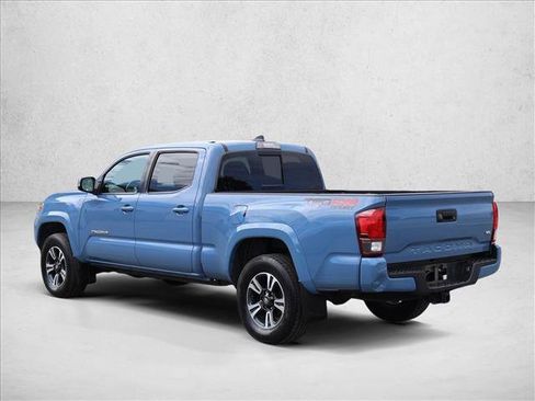 Used 2019 Toyota Tacoma TRD Sport w/ TRD Premium Sport Package AWD/4WD image 7