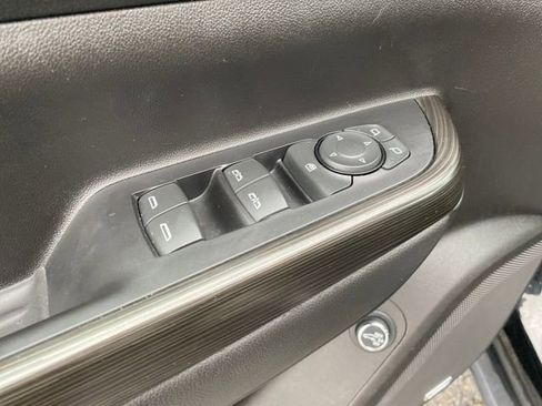 Used 2023 GMC Acadia SLT image 16