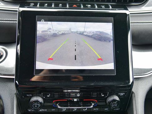 Used 2023 Jeep Grand Cherokee Altitude AWD/4WD image 17