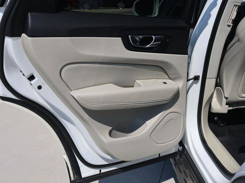 Used 2018 Volvo XC60 T6 Momentum w/ Convenience Package image 18