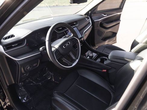 Used 2025 Jeep Grand Cherokee L Limited w/ Luxury Tech Group II image 10