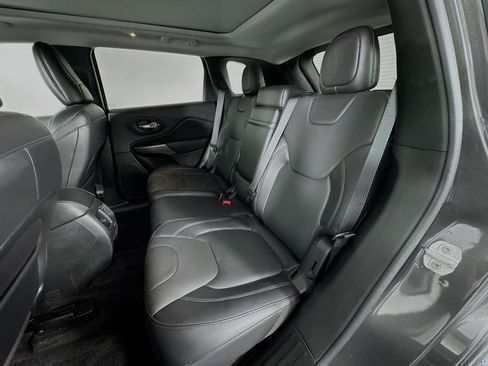 Used 2019 Jeep Cherokee Overland w/ Technology Group AWD/4WD image 24