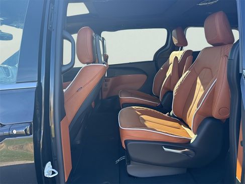 New 2026 Chrysler Pacifica Pinnacle image 25