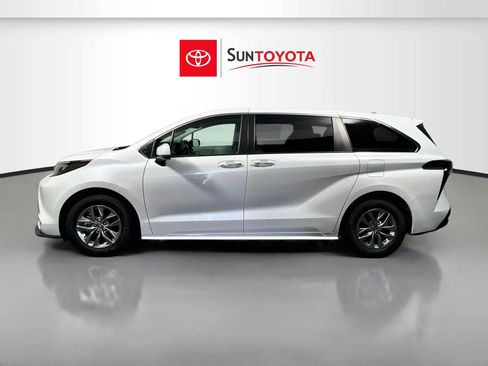 Used 2024 Toyota Sienna XLE FWD image 7
