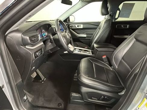 Used 2023 Ford Explorer XLT AWD/4WD image 12