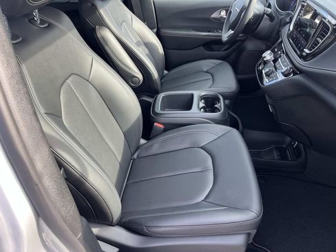 New 2026 Chrysler Pacifica Select image 14