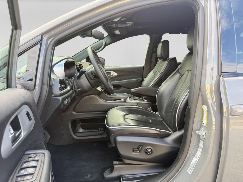 Certified 2025 Chrysler Pacifica Limited FWD image 22