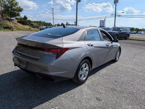 Used 2022 Hyundai Elantra SE FWD image 3