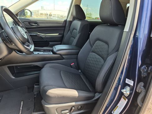 Used 2025 Nissan Pathfinder SV FWD image 18